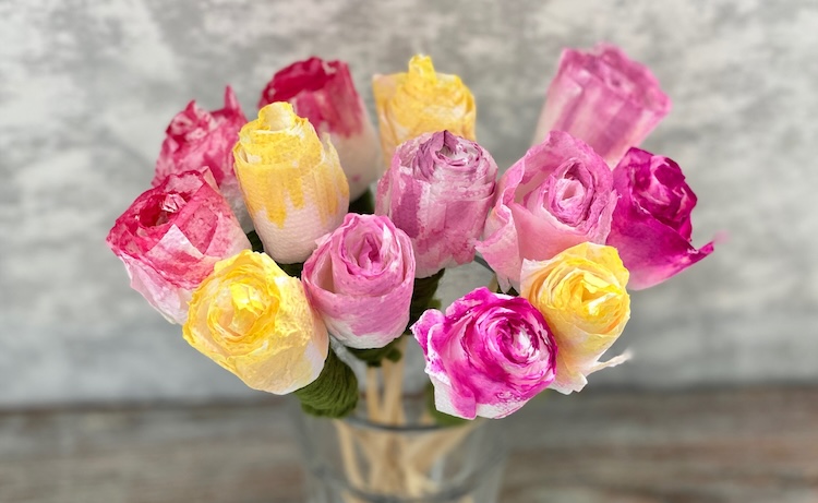 How to make beautiful roses out of paper napkins, yarn, and skewers!