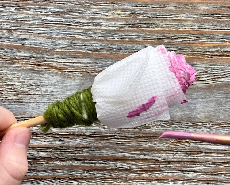 How to make a paper napkin rose bouquet. 