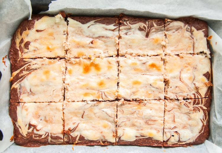 How to make delicious swirled cheesecake brownies with just a few ingredients! An impressive dessert anyone can make!